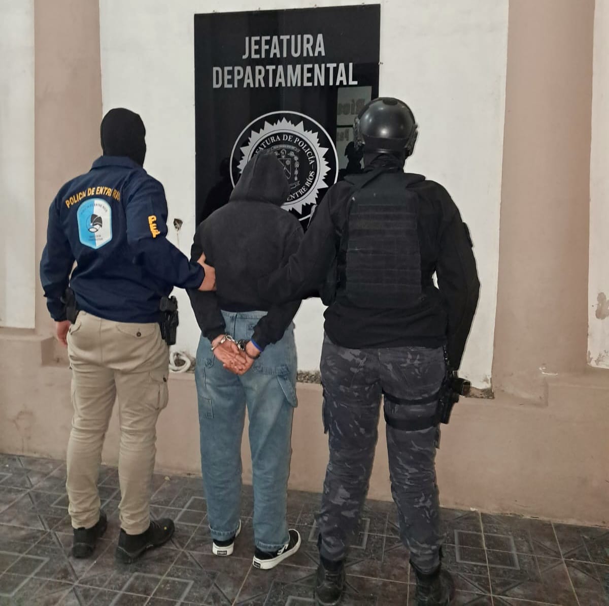 Cayó una mujer en un allanamiento por narcomenudeo en barrio Puerto Márquez
